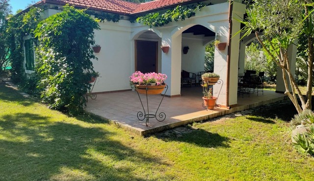 Small country villa with private pool and garden