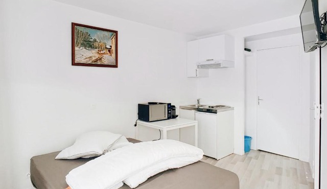 Small Flat - Close to Convention