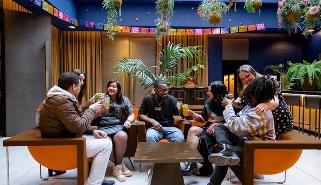 Small-Group 2-Hour Hidden Nightlife Tour in Paris
