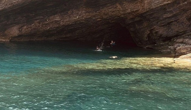Small Group Elba Island Adventure Boat Tour and Sunset Dinner