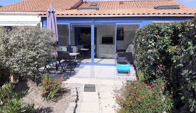 Small house, 300 m from the beach, sleeps 7, swimming pool in residence