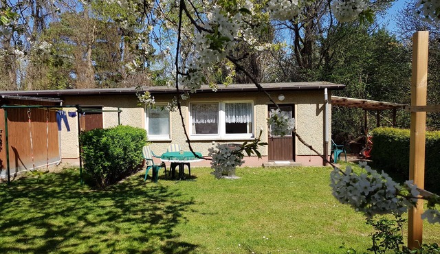 small, inexpensive bungalow/accommodation nearby v Berlin S-Bahn connection