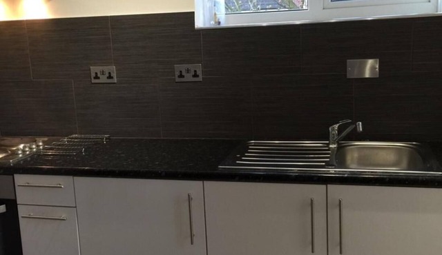 Small Modern Comfortable 2 Bedroom Apartment - cmyr
