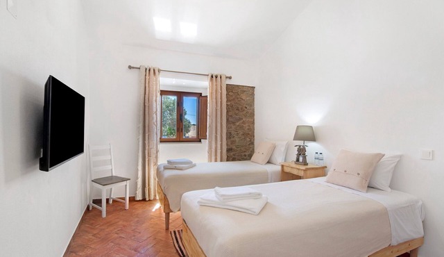 'Small' Room with Mountain View, Wi-Fi and Air Conditioning