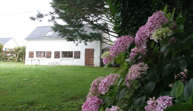 Small SEASIDE HOUSE, 400m from the beach, Private garden.