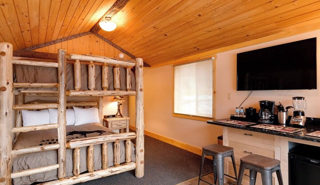 Small Standalone Cabin w/2 queen beds + kitchenette