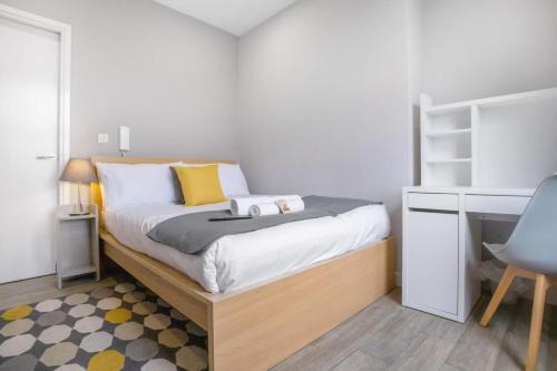 Small Studio Apartment on Linthorpe Road, Middlesbrough with Free WiFi, Free Private Parking, Smart TV & Self-Catering Kitchen