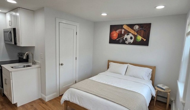 ~Small Studio - Close to JFK - Steps to Subways~