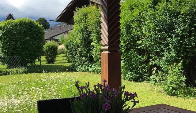 Small, very fine apartment with garden & stunning mountain views - quiet central location