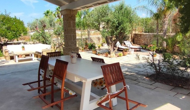 Small villa 300 mt from the sea surrounded by greenery 15 km from Gallipoli.