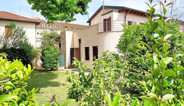 Small villa with garden in strategic location