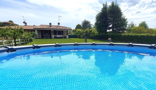 Small villa with private pool and large garden, ideal for stays with dogs.