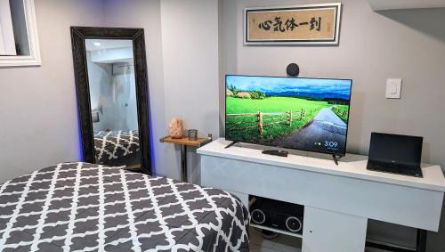 Smart Home Tech Room Ideal for Knowledge Workers 10 min walk to GO Station