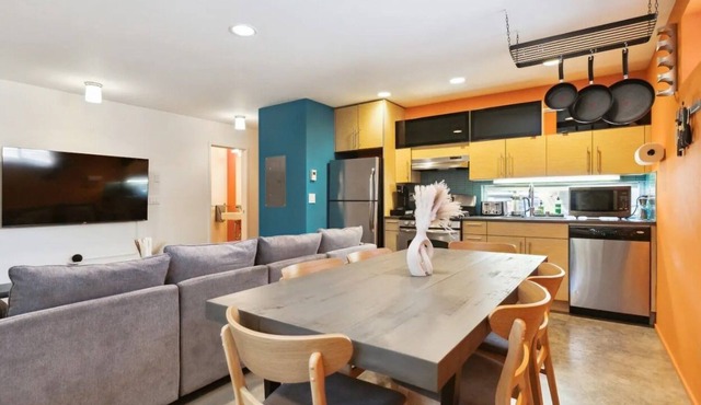 Smart Minimal 3b/2.5b House w Parking
