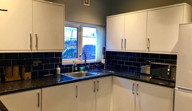 Smart, Spacious Cardiff Home for 12 w/Parking
