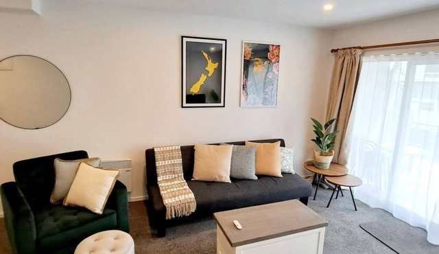 Smart Stay: Modern Apt w/Free Parking, Near Uni