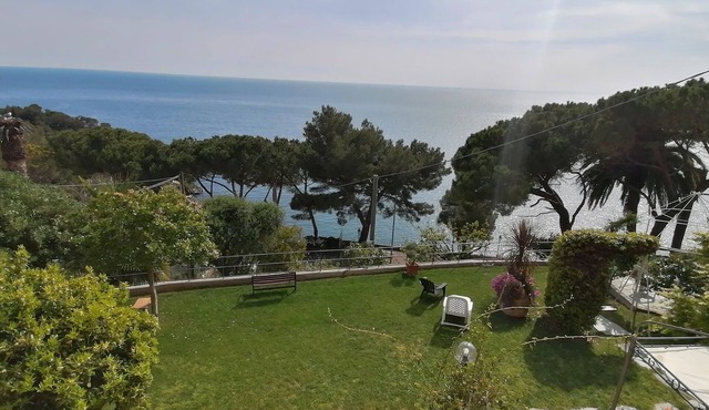 Smart Studio for 4 people, facing the sea with garden, terrace and pool!