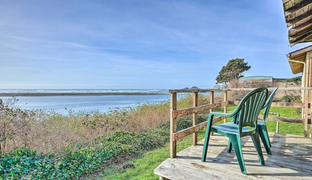 Smith River Vintage Cabin: Oceanfront Deck + Views