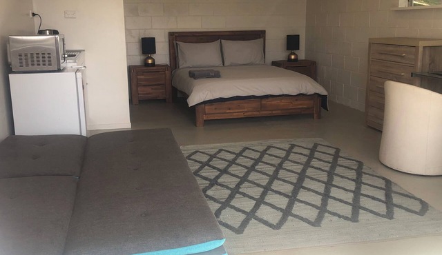 Sneezle Beezle Studio Apartment