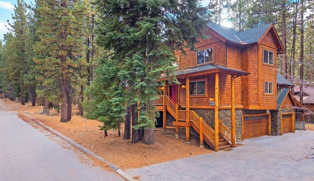 Snow Summit. Huge 6BR Chalet with Game Room, Spa
