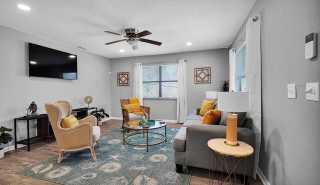 Snowbird Discount! Tranquil Ocean Escape w/king & Balcony