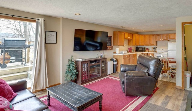 'Snowed Inn' Cozy Winterplace Ski-In/Ski-Out Cabin