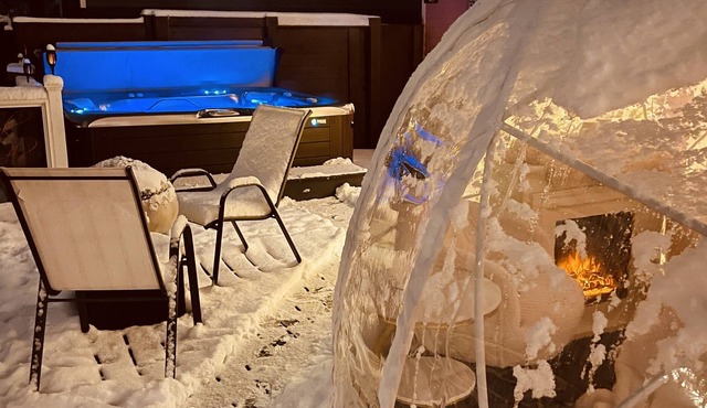 SnowFlake Suite, SnowGlobe with hottub