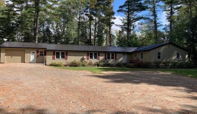 Snowmobile Access & Close to Oak Mt. SPACIOUS 5 Bedroom for large family/groups.