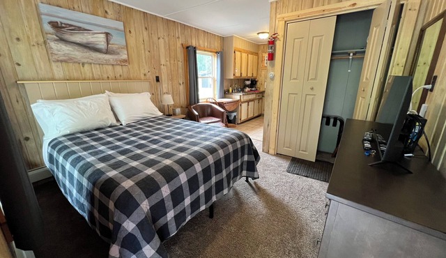 Snug as a Bug Studio-style Motel on The Gull Lake Trail in Lake Shore WiFi, AC