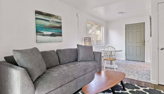 Snug Spot 68: Cozy 1-Bedroom Retreat near Downtown Eugene & Autzen!