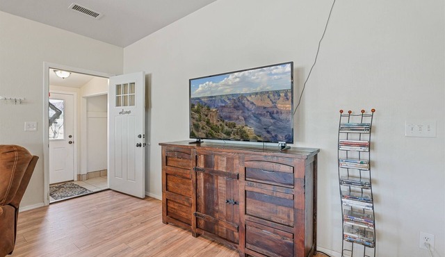So much Fun! Spacious Home with Amenities Galore! Pool Table, Hot-Tub, Poker