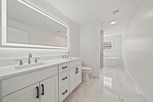 Soaking Tub Luxury 3-Bedroom TownHouse