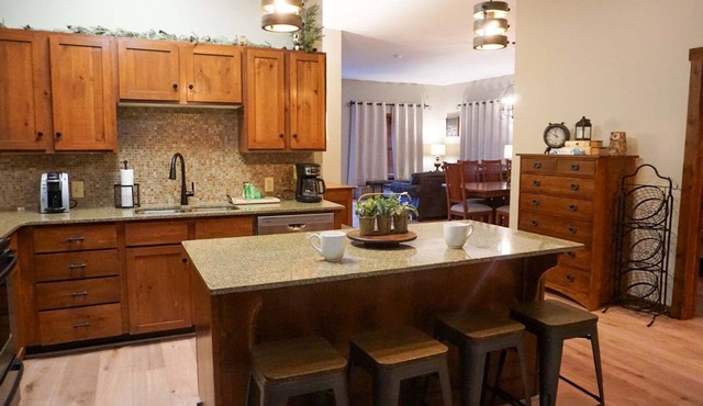 Soaring Eagle #405: 3 Br Location! Slope Side, Hot Tub