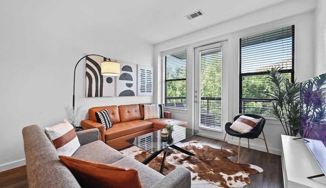 SoCo 2BR/2BA | Pool, Gym, Walk to DT, Monthly Stay