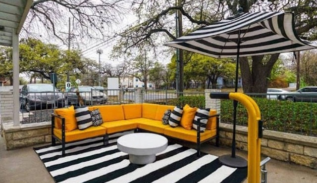 Soco 2BR Cozy Suite w Pool King bed Fast Wifi