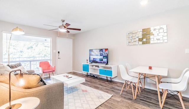 SoCo Chic Apartment Suites Close to Downtown