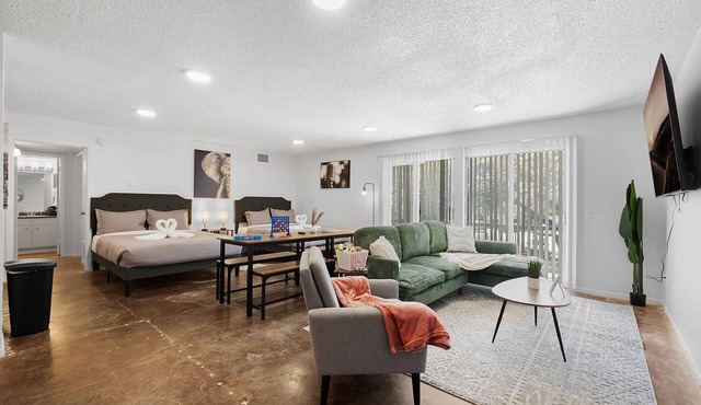 SOCO FUN HOUSE |Sleeps 10 |Free Pkg |Downtown