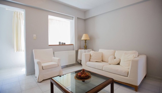 Sofía Luxury Residence. Elegant 3BR escape in Loutraki, walk to beach & cafés