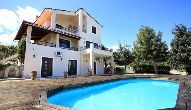 Sofia's Sunny Home + Private Pool + Gym