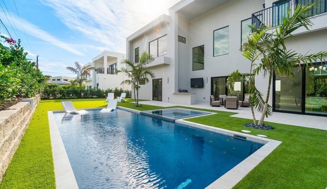 SOL HAUS! LUXE NEW 6 BDRM BEACH HOUSE W/STUNNING VIEWS/POOL/SPA/PUTTING GRN/GYM