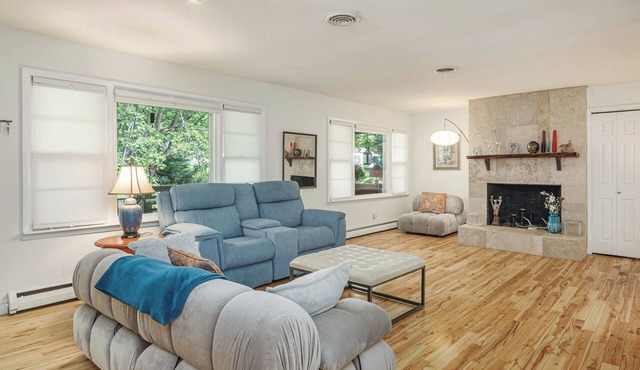 Solace in the City: Private, 2 Bedroom House in an Unbeatable Location!