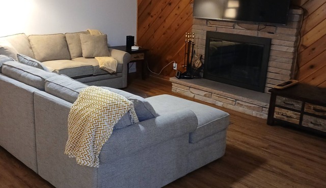 Solar-powered home sleeps 11 near golf courses, hockey & baseball.