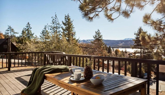 Solstice Shores Chalet, Hot Tub and Lake Views