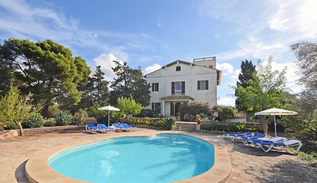 Son Granada - Spacious country house with pool for 12 people
