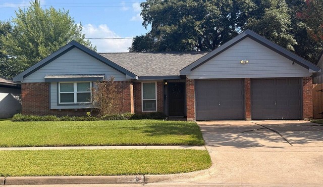Sonia’s Tranquil 2-bed/2-bath home w/AC, work station and massager in Houston