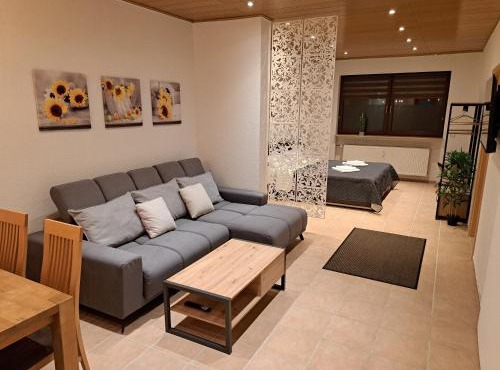 Sonnen 1 - Erdgeschoss-Wohnung mit Arbeitszimmer und Parkplatz