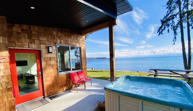 Sooke Oceanfront with hot tub and King bed!