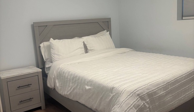 Soothing 1 bedroom apartment with AC in charming Oak Lawn,