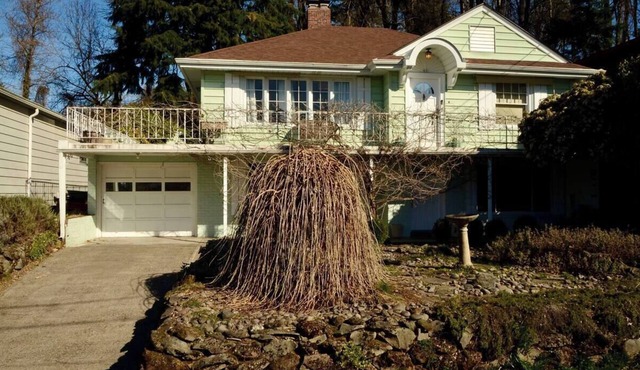 Soothing 2-bedroom house with AC in SE Portland.