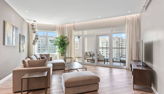 Sophisticated 3 Bed Palm Jumeirah w Beach Access